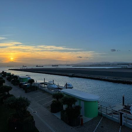 Marina Club Luxury Private Studio With Pool And Incredible Views ยิบรอลตาร์ ภายนอก รูปภาพ