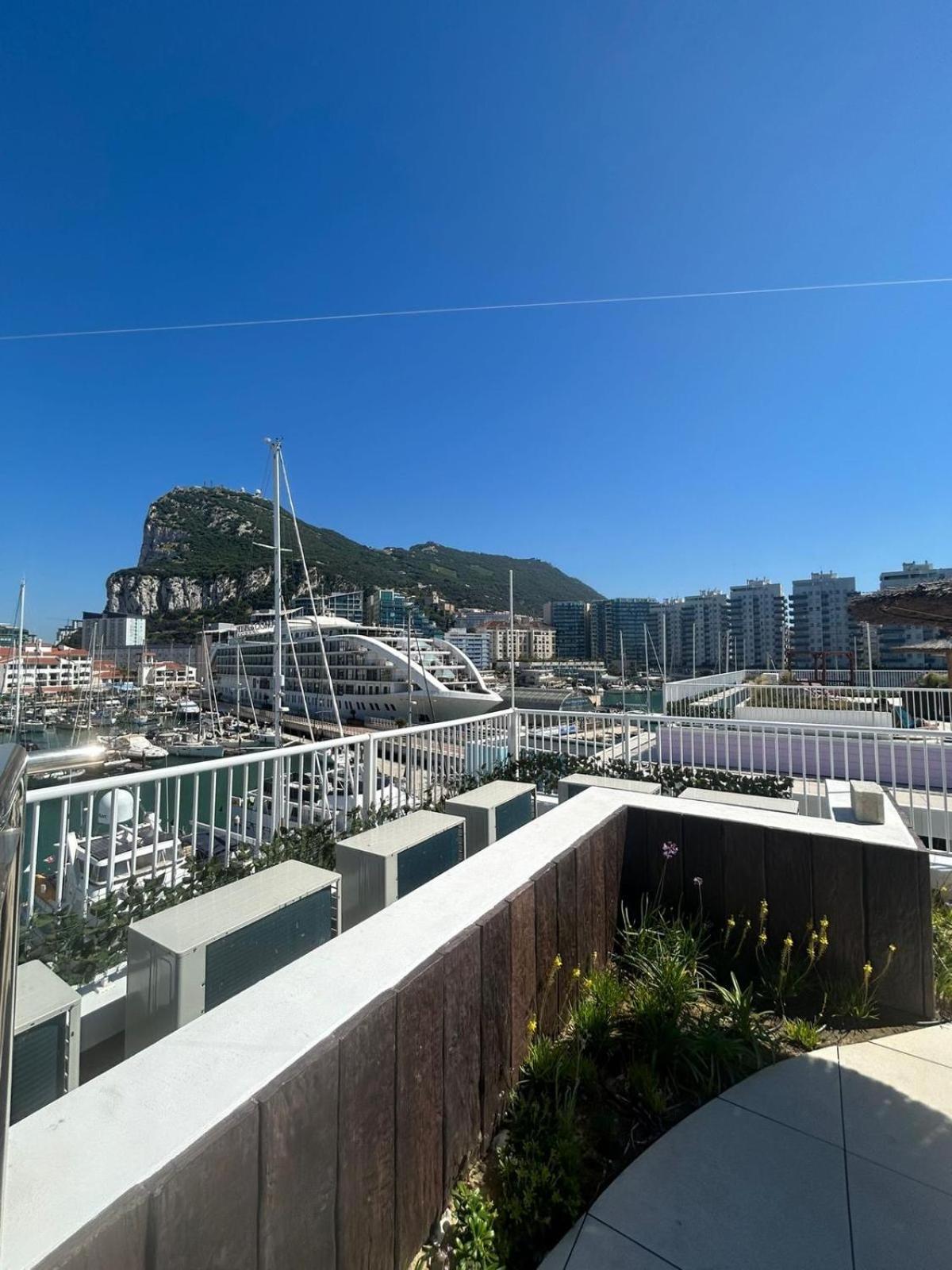 Marina Club Luxury Private Studio With Pool And Incredible Views ยิบรอลตาร์ ภายนอก รูปภาพ