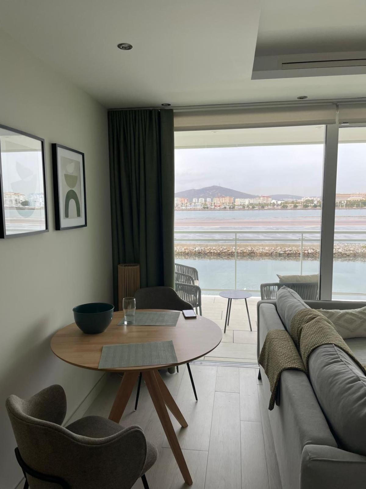 Marina Club Luxury Private Studio With Pool And Incredible Views ยิบรอลตาร์ ภายนอก รูปภาพ