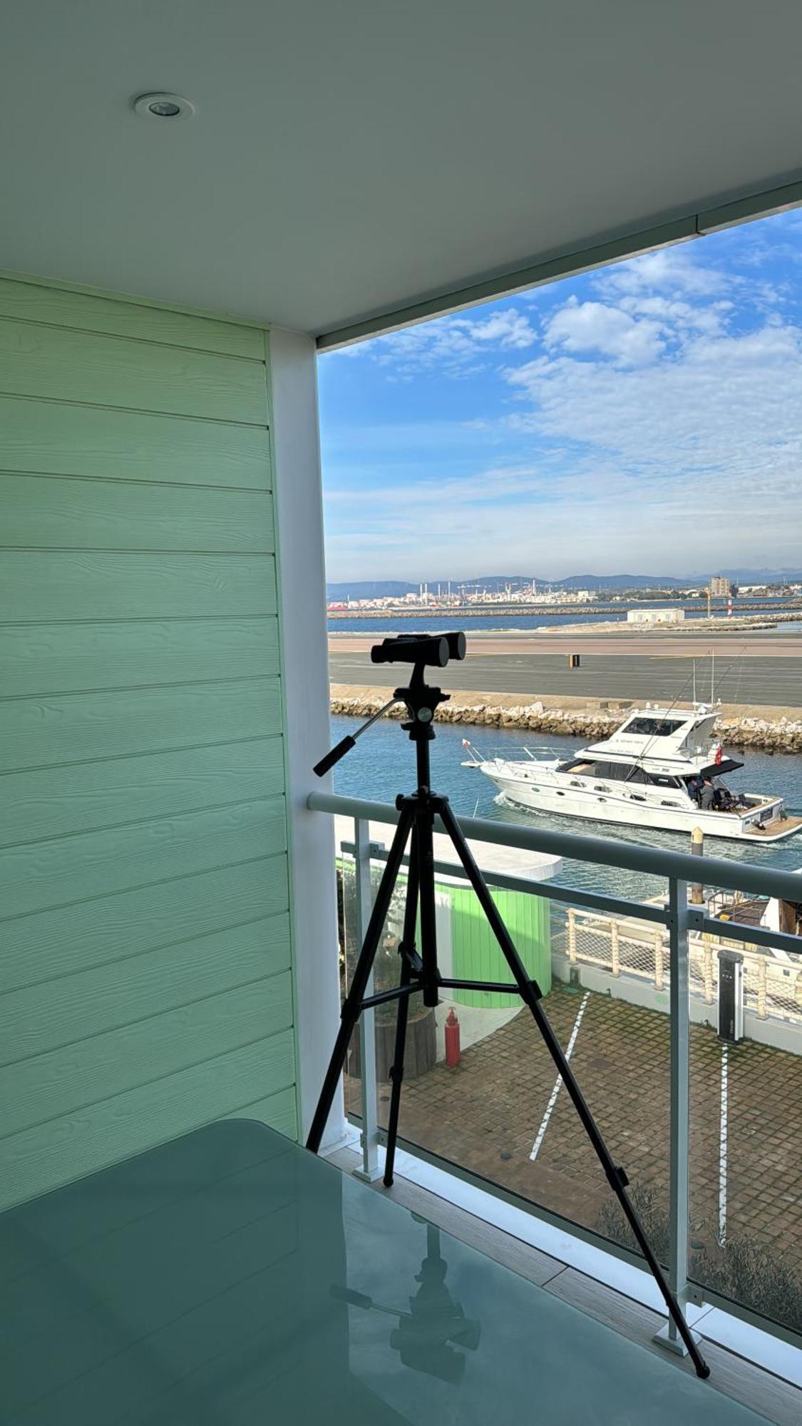 Marina Club Luxury Private Studio With Pool And Incredible Views ยิบรอลตาร์ ภายนอก รูปภาพ