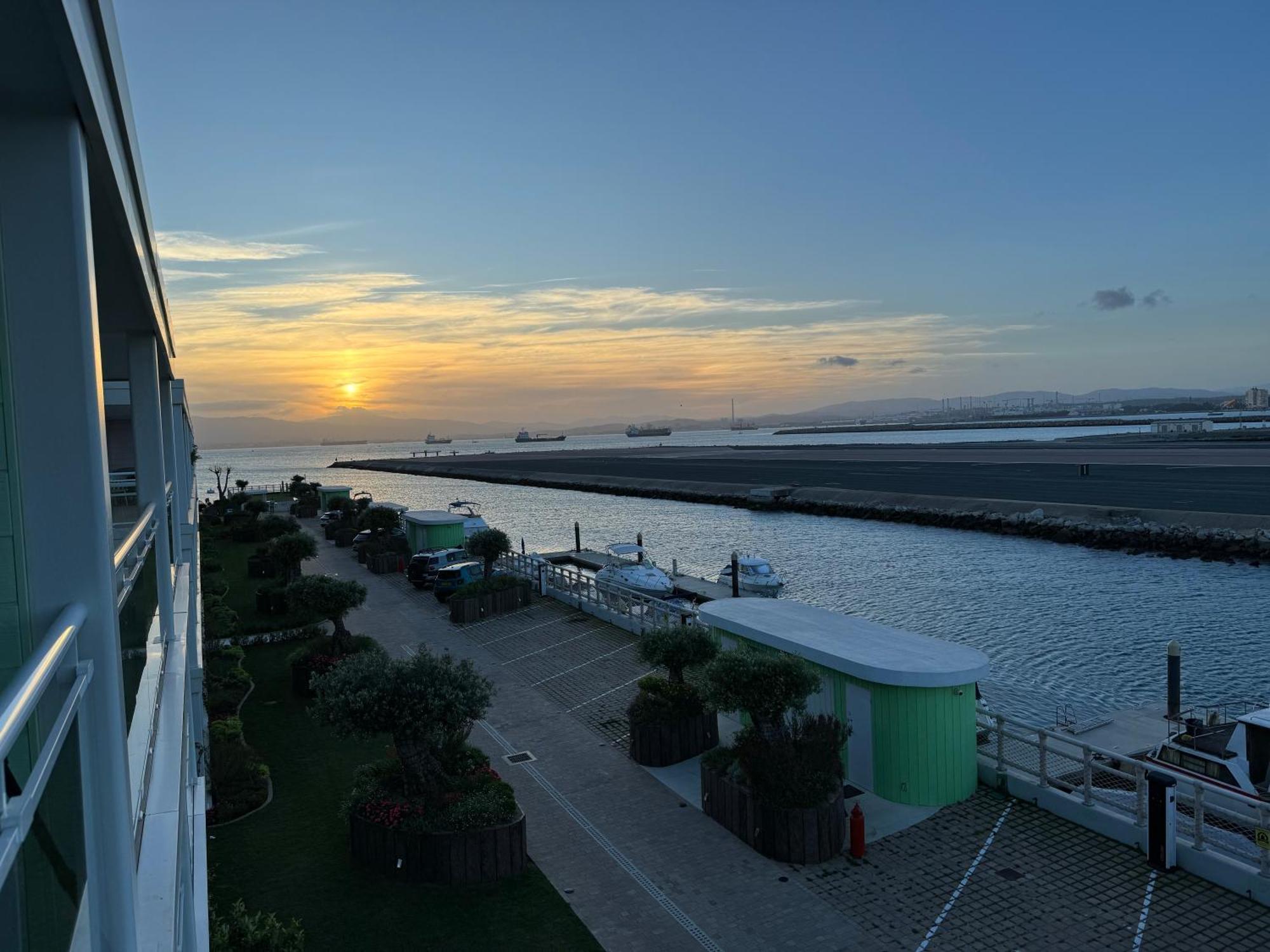 Marina Club Luxury Private Studio With Pool And Incredible Views ยิบรอลตาร์ ภายนอก รูปภาพ