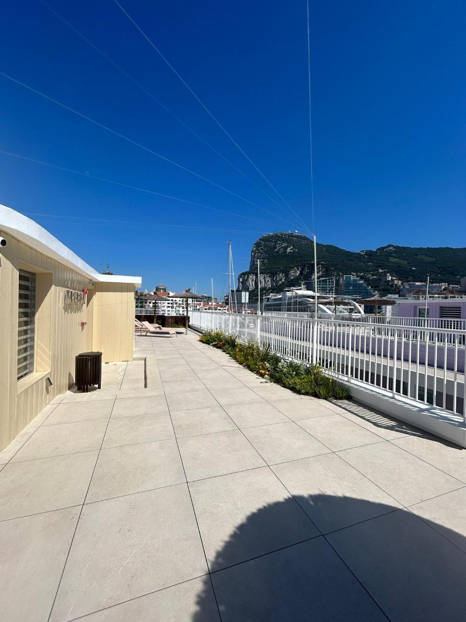 Marina Club Luxury Private Studio With Pool And Incredible Views ยิบรอลตาร์ ภายนอก รูปภาพ
