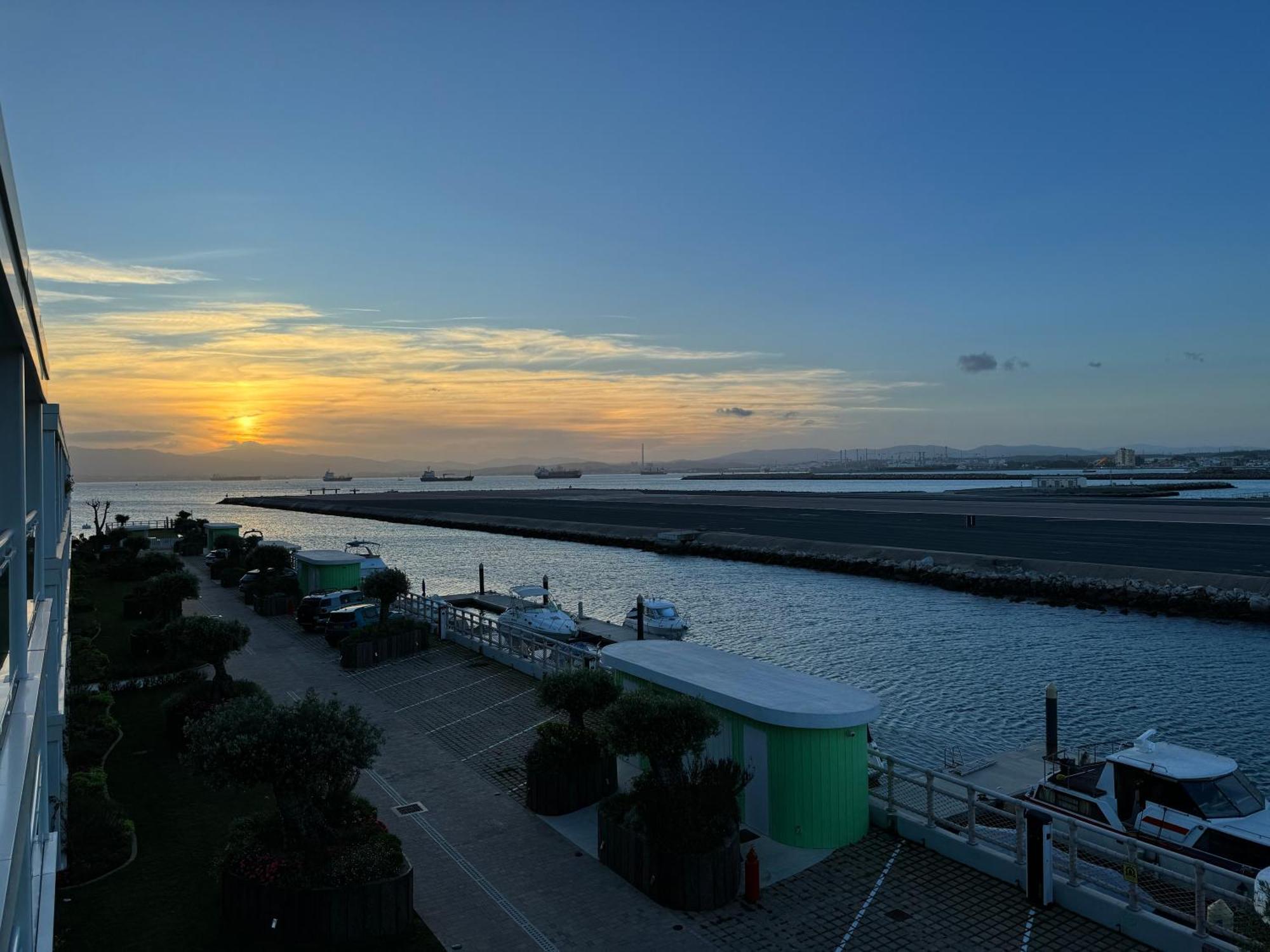 Marina Club Luxury Private Studio With Pool And Incredible Views ยิบรอลตาร์ ภายนอก รูปภาพ