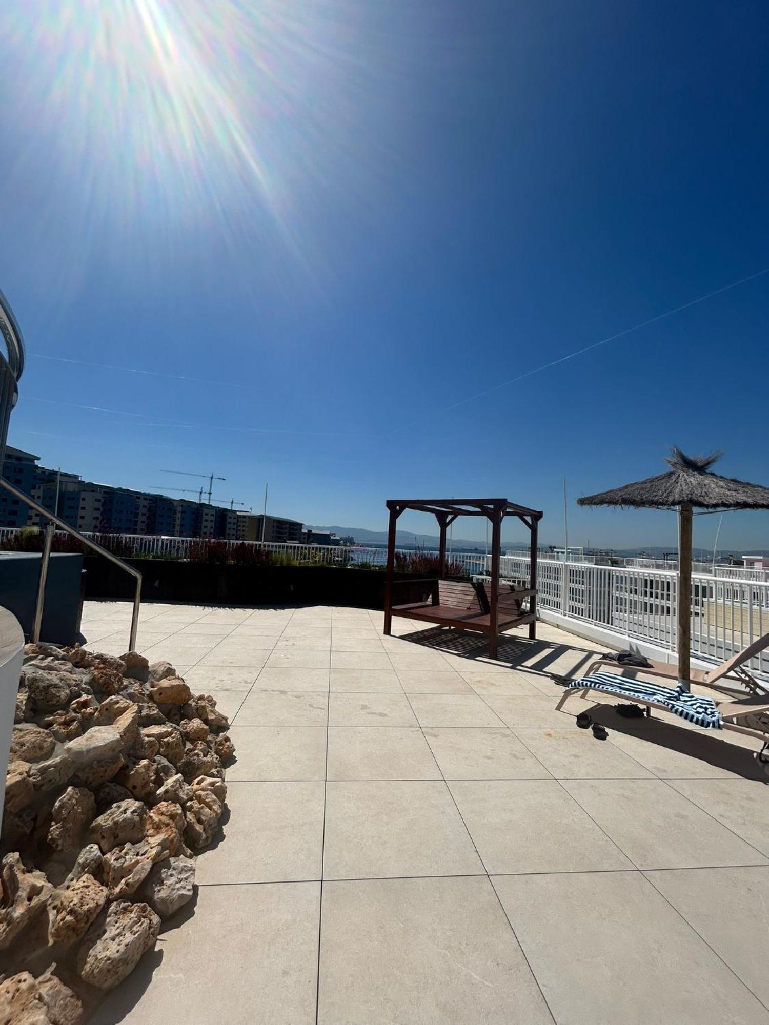 Marina Club Luxury Private Studio With Pool And Incredible Views ยิบรอลตาร์ ภายนอก รูปภาพ