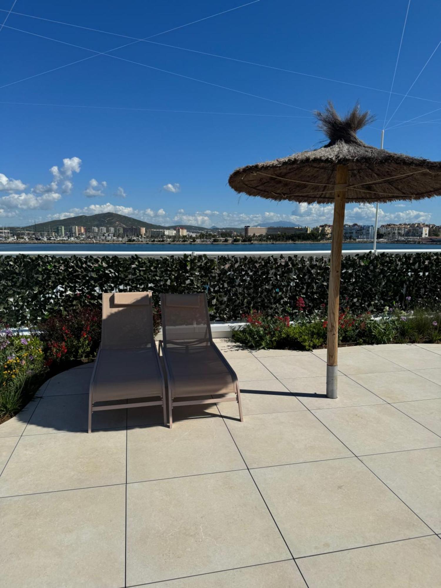 Marina Club Luxury Private Studio With Pool And Incredible Views ยิบรอลตาร์ ภายนอก รูปภาพ